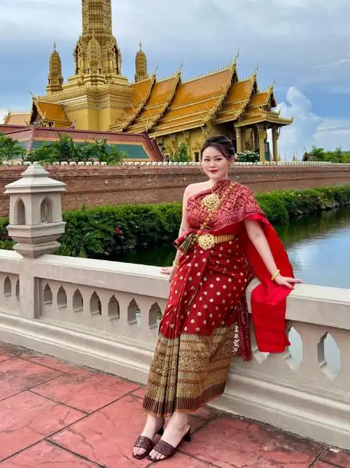 泰服的这个裙子是一块布料直接在身上折出来用扣针固定的那时走路都