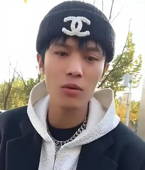 小杨哥演唱会实行"三不"政策,汪苏泷出场费最高,合影站c位!