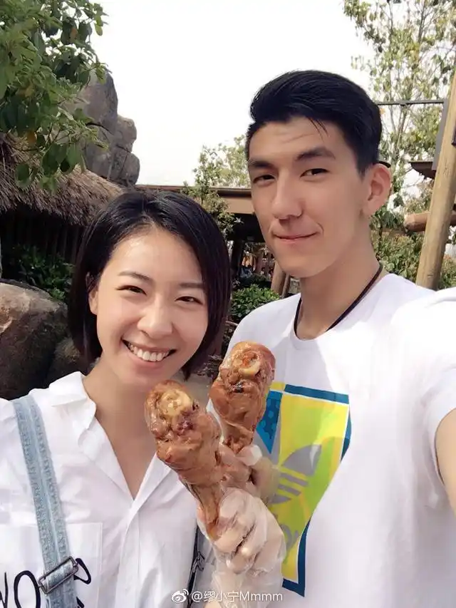 现年23岁的张哲嘉,身高2米11,司职副攻,被誉为中国男排的"小巨人".