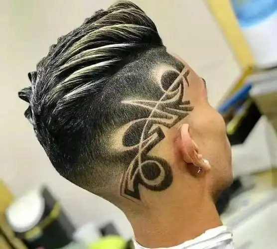 融入了大量的绘画功底,利用头发做出各种精美的造型.