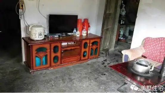 这是他们家的客厅,整体看上去很简陋破旧,唯一让我感觉有点用的,就