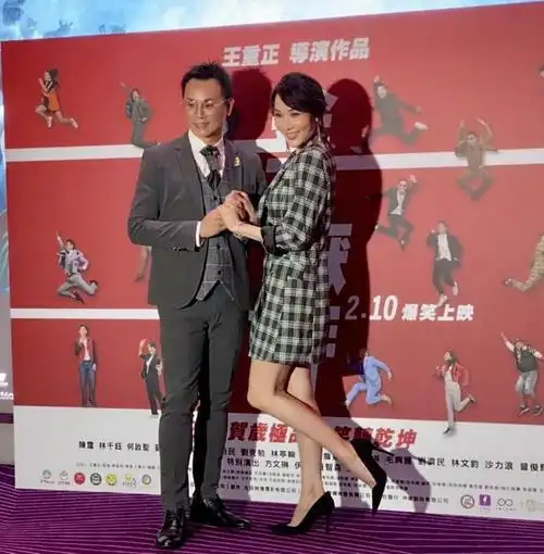 焦恩俊前妻太有气质了穿格纹西装裙看着高挑纤细有名媛风韵