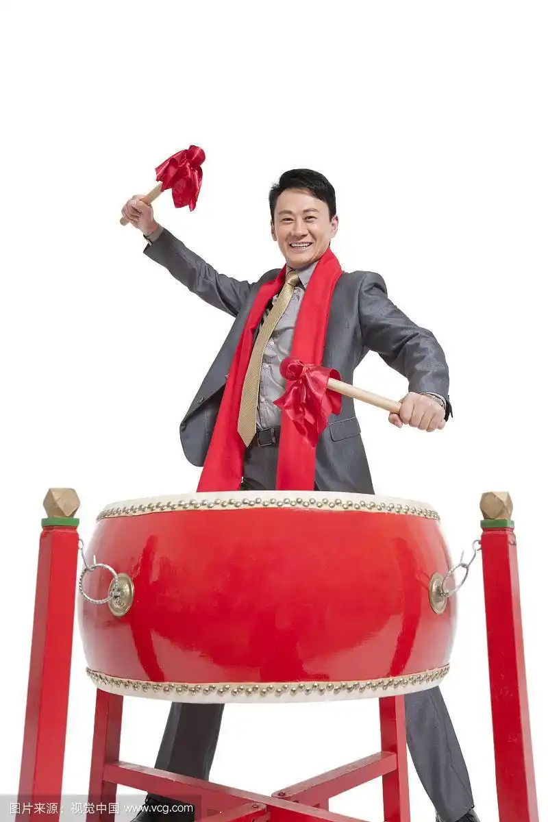 商务男士敲大鼓
