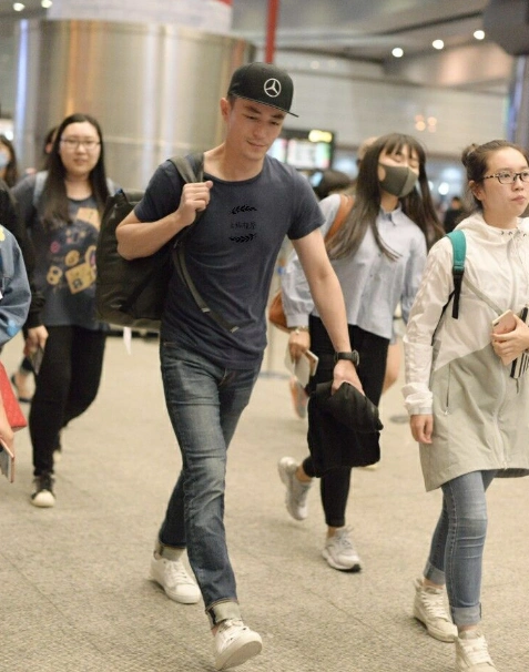 路人镜头下的最真实明星,没了美颜和滤镜,网友:霍建华太真实了