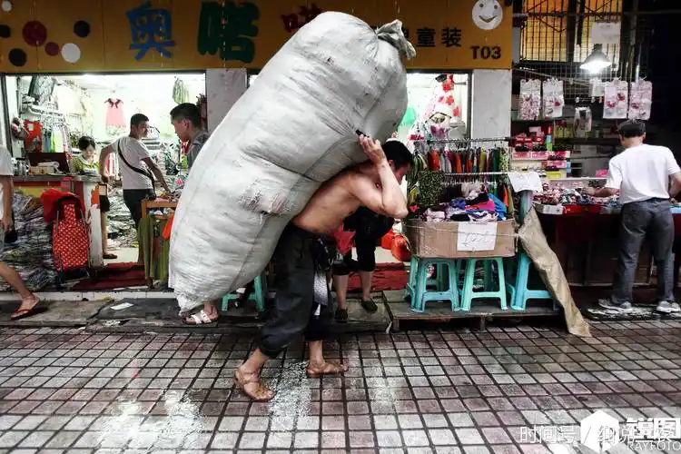 这位"棒棒军"父亲因一张照片成网红 7年后他在重庆买了房