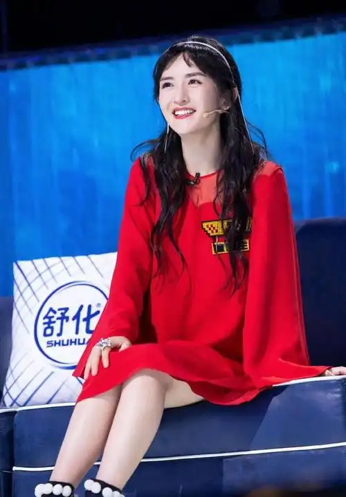 谢娜也想凭衣品圈粉?穿粉色娃娃裙时尚减龄,轻松穿出轻盈感