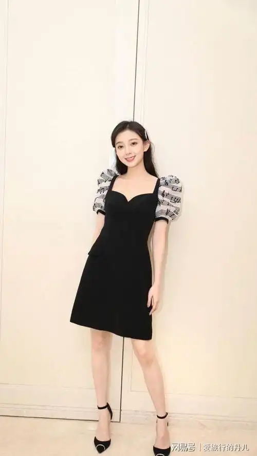 人美歌甜的汪小敏,牛仔搭休闲裤美得一塌糊涂!网友:可惜不火