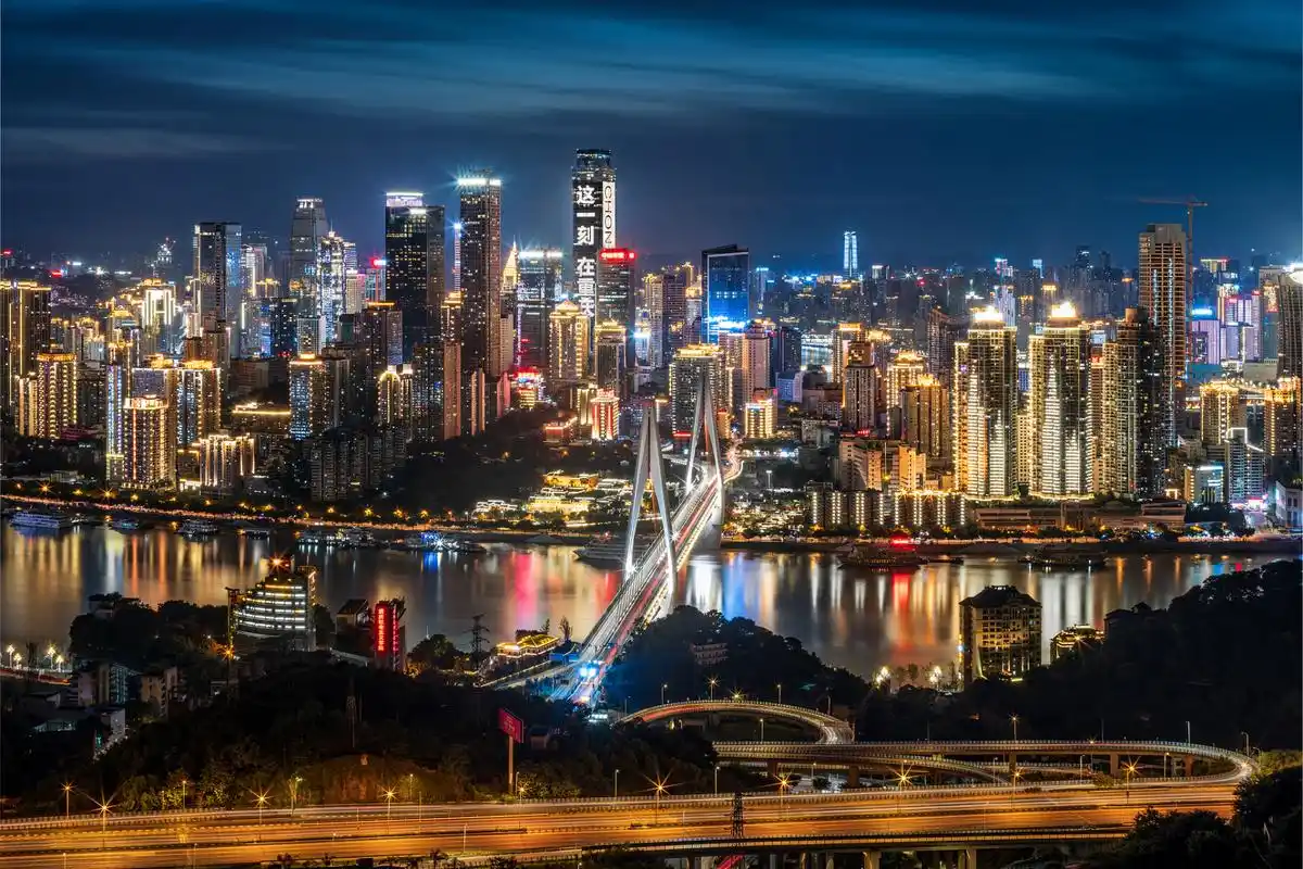 "夜幕降临,重庆的夜景开始闪耀78 坐在渝中区的山顶公园,俯瞰整个