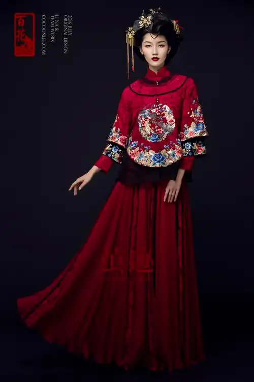 蕾丝面料与重磅真丝的结合,让百花的每一个细节都