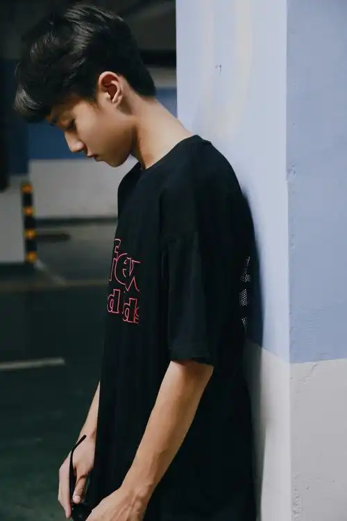 14岁男孩车库写真