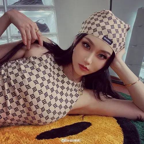 瑜伽美女张寒希展现高难度动作 身材曲线完美