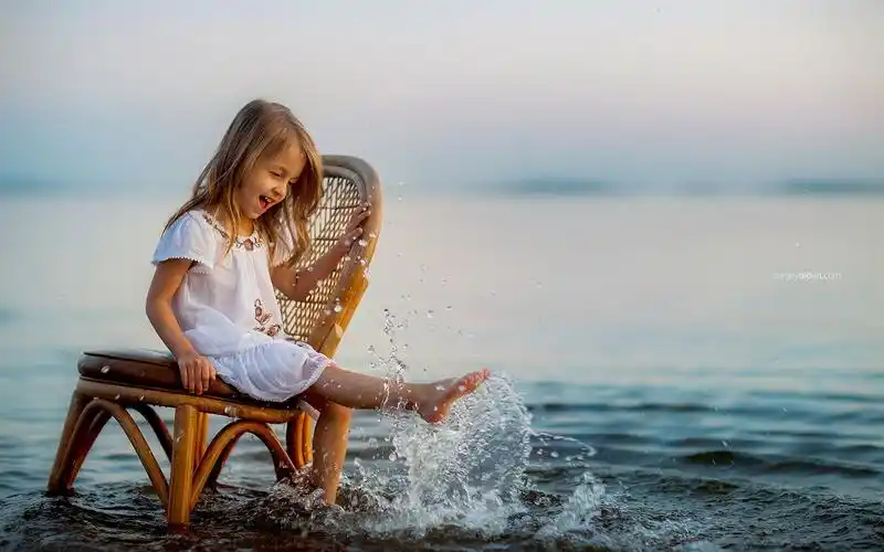 壁纸 可爱的小女孩坐在椅子上玩水