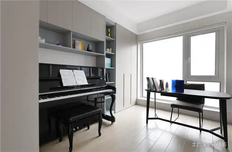 也是孩子练习钢琴的地方,再利用墙体定制一排柜子,提供空间的储物能力