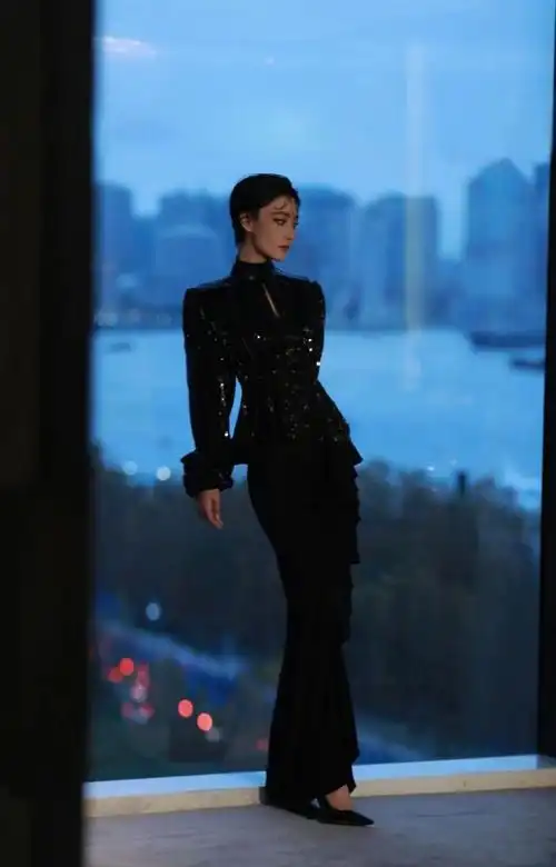 修饰全身线条,在视觉上起到显瘦的效果,这双黑色尖头高跟鞋使张馨予