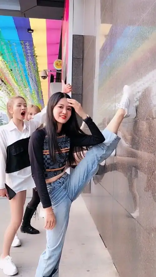 闺蜜们比腿长,太养眼了!