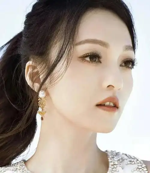 张韶涵的丝袜新境界:逼真至极,光腿错觉,你第一眼看出来穿没穿