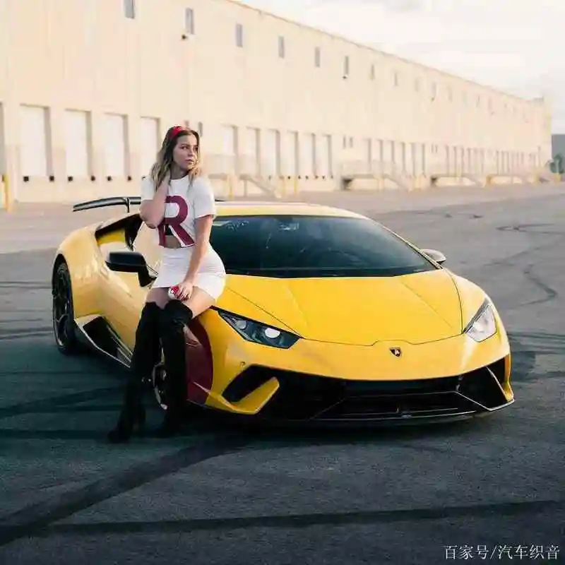 香车和美女,黄色的兰博基尼跑车和动人的女孩们