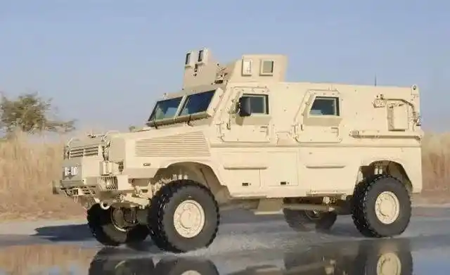 rg-31尼亚拉是一种防地雷的全地形车,拥有9名乘员和1名司机.