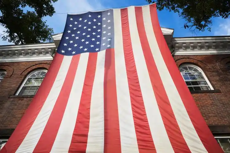 皮卡车窗上画着美国国旗—正版高清下载,购买_视觉中国图片素材中心