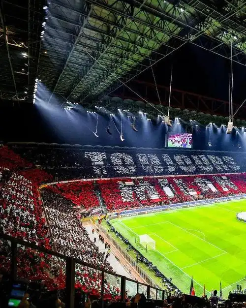 图片丨米兰南看台tifo回应巴黎球迷