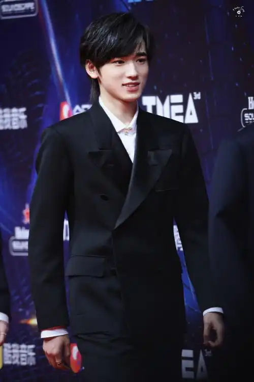 宋亚轩 tmea腾讯音乐娱乐盛典##时代少年团tmea西装造型