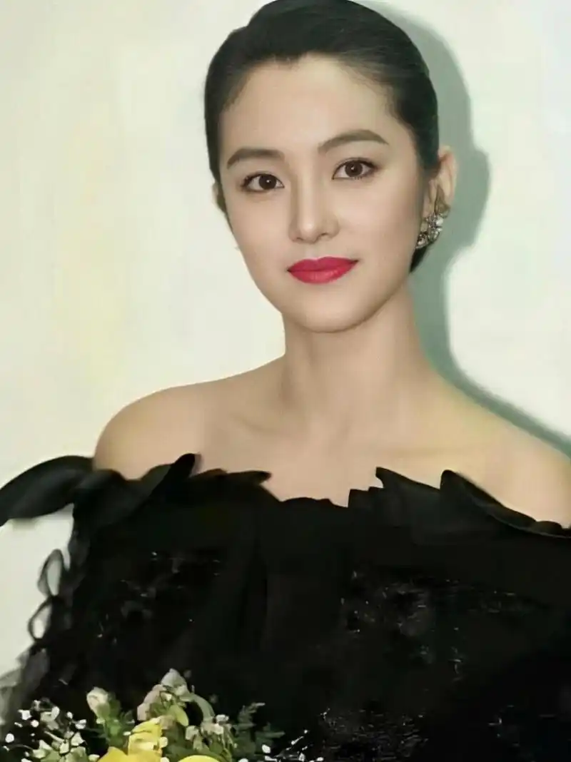 年轻时的林青霞真惊艳一颦一笑美的不可方物 7215在网上看到一张