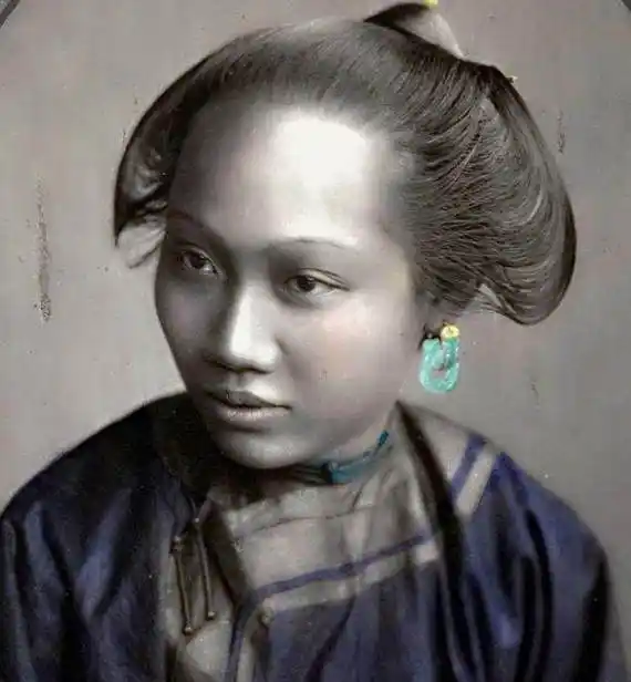 百年前上色老照片:清朝女子钟爱这几种发型?头饰辣眼睛