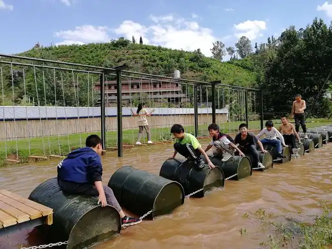 一片水域,一座铁链油桶浮桥,一群孩子,那欢乐的叫喊声,喧闹声,弥漫着