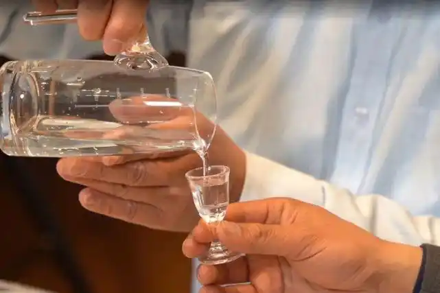 倒酒礼仪和技巧你知道多少