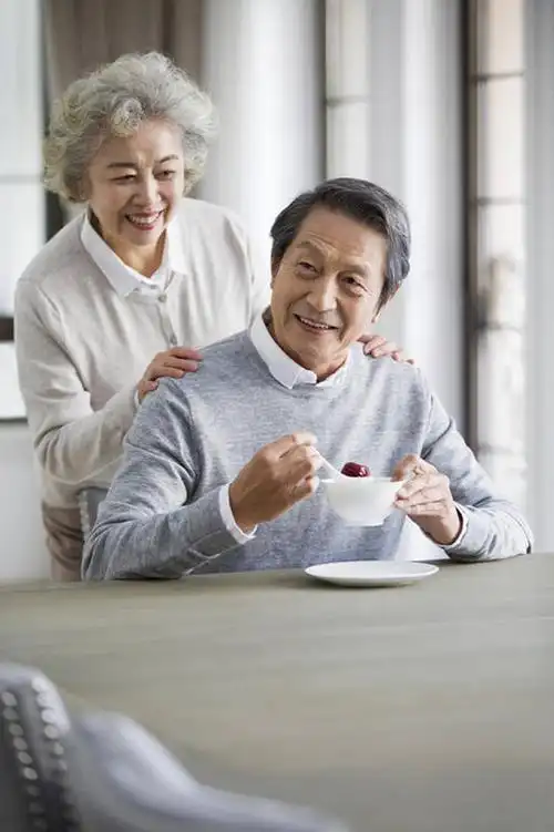 老年男子吃红枣粥