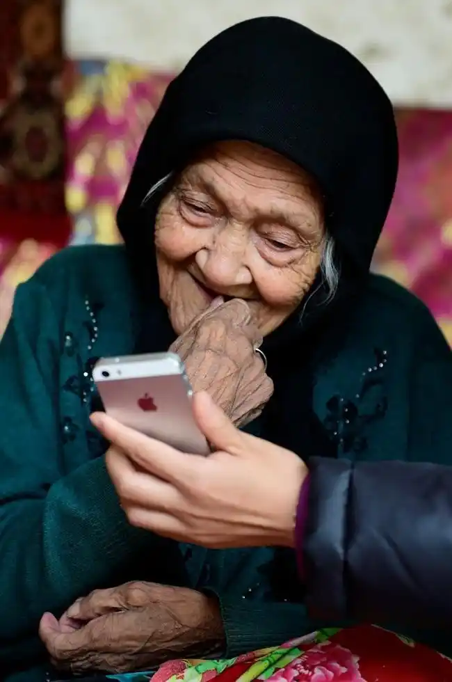 这是世界上最长寿的老人, 现131岁已经6代同堂了, 这辈子都爱漂亮