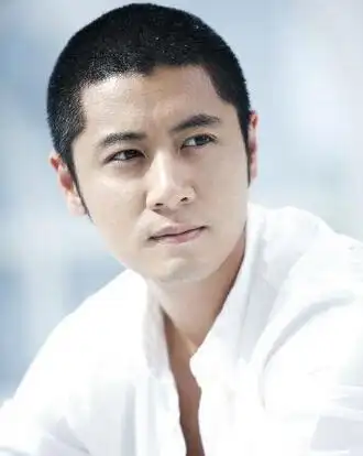 帅哥短发圆寸头发型图片 能变潮男短发这样扎