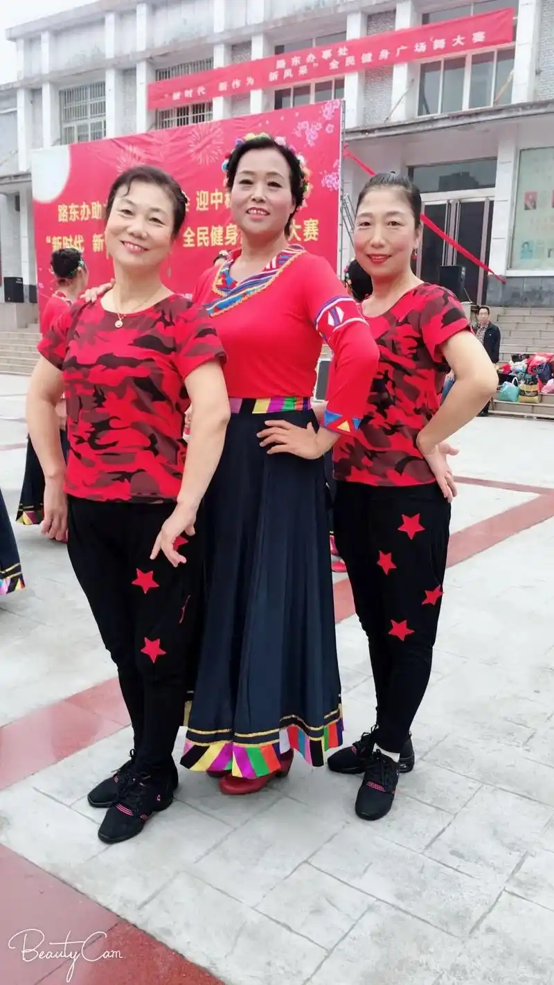 美女们在一起跳舞真开心快乐!