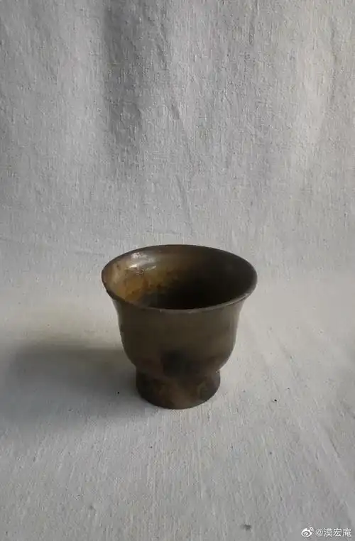 宋代岳州窑酱釉酒杯