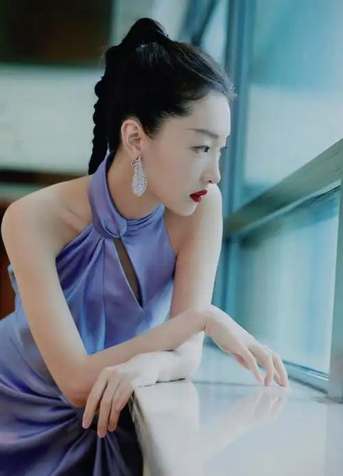 (我女儿)@周冬雨身穿ardazaei 2022秋冬系列礼服搭配boucheron珠宝