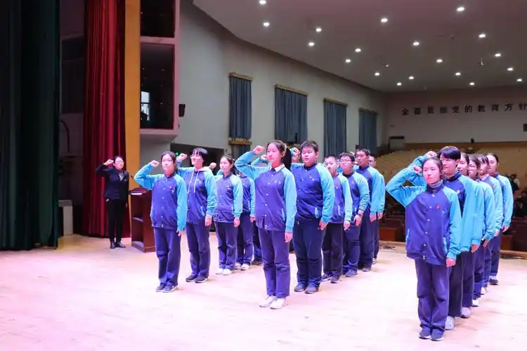 凝聚青年力量 共筑青春梦想--胜利第二初级中学新团员入团宣誓仪式