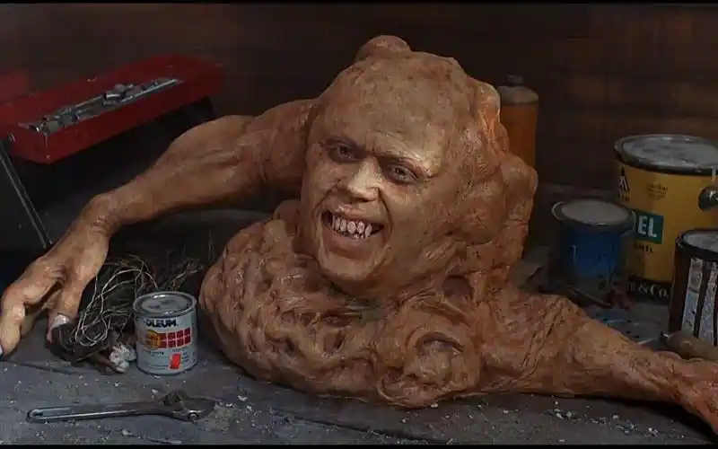 女人身怀怪胎,怀孕6年无法分娩,怪物还经常钻出肚皮吓人