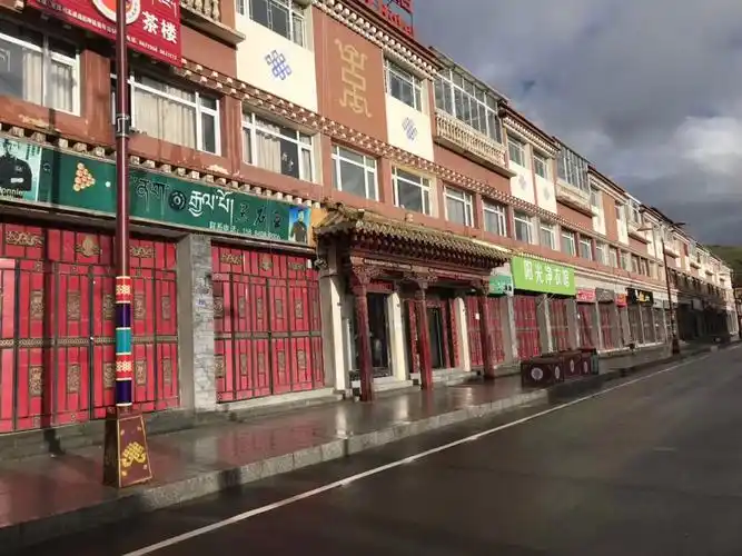石渠县城安静整洁,就是海拔比较高,第一次住宿在四千多米的地方,睡眠