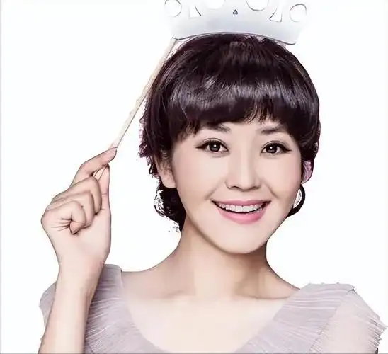 央视一姐方琼的消失是整个主持界的悲哀和损失