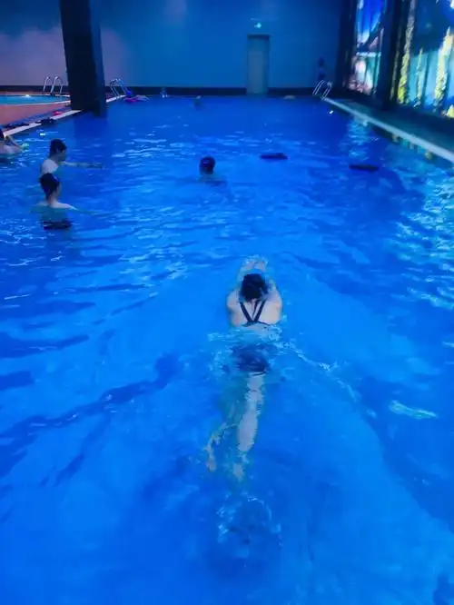 99元抢2大1小星级酒店游泳馆套票免预约随时去