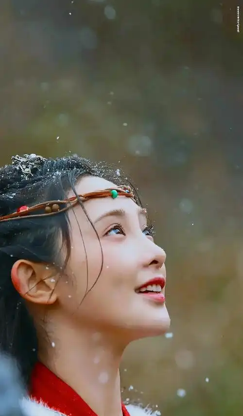 彭小苒古装造型气质多变 高颜值花絮图少女感plus