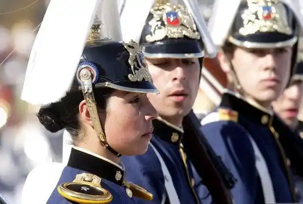 智利阅兵式上盛装女兵