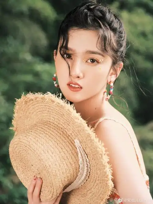 小可爱宋祖儿拍夏日美照穿吊带裙特清新