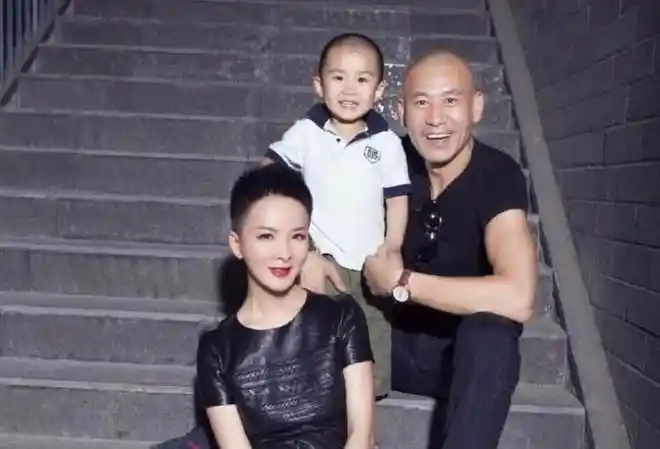 出现在大众视线中,在2006年,王慧娟透露自己已经结婚,老公是圈外人