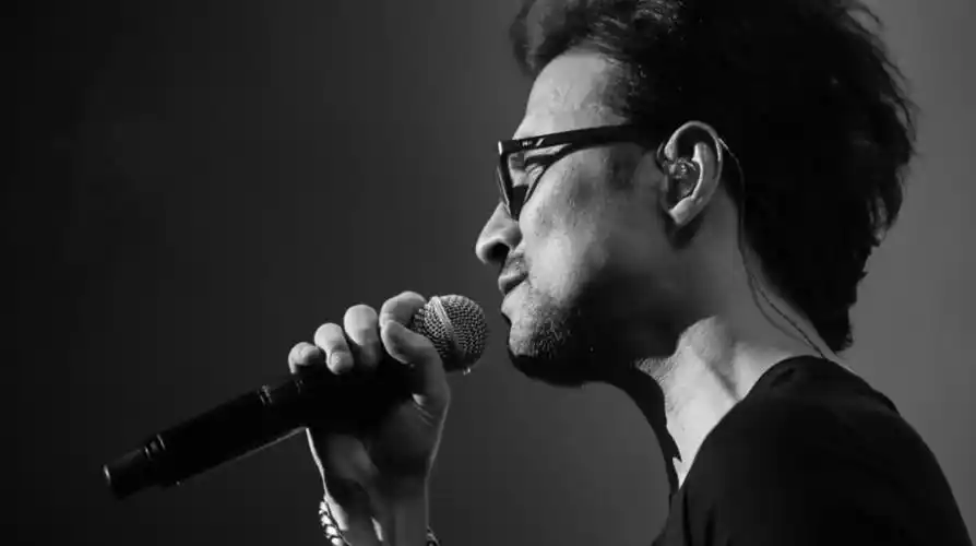 炸汪峰剪寸头玩说唱歌词狠狠戳到了这个时代的痛处