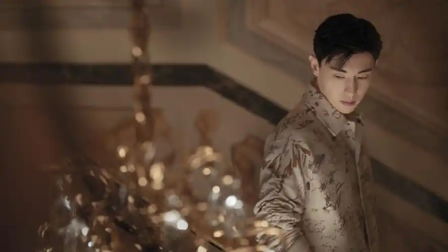 邓伦 45°∠的仰望,享受片刻的自然与静谧