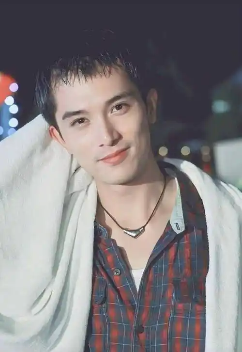 邱泽,文质彬彬的老实痞帅黄宗泽颜值高演技好,现实生活中感情却很烂