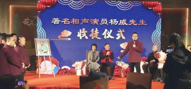 90岁杨少华携全家吃火锅身形消瘦但精神奕奕父子5人如复制