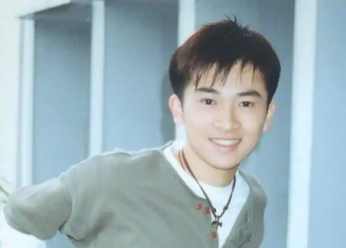 从作为小虎队的一员出道 在娱乐圈多年的摸爬滚打 当年苏有朋在小虎队