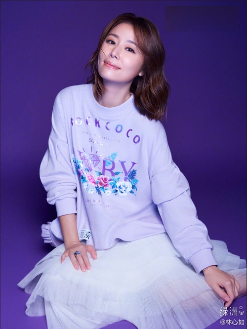 林心如最新时尚写真歪头甜笑卫衣搭纱裙少女感十足